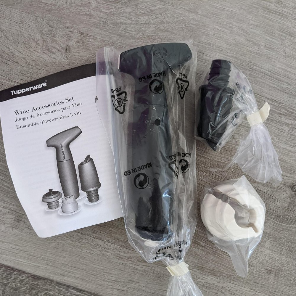 TUPPERWARE Wine Accessories Set - NEW